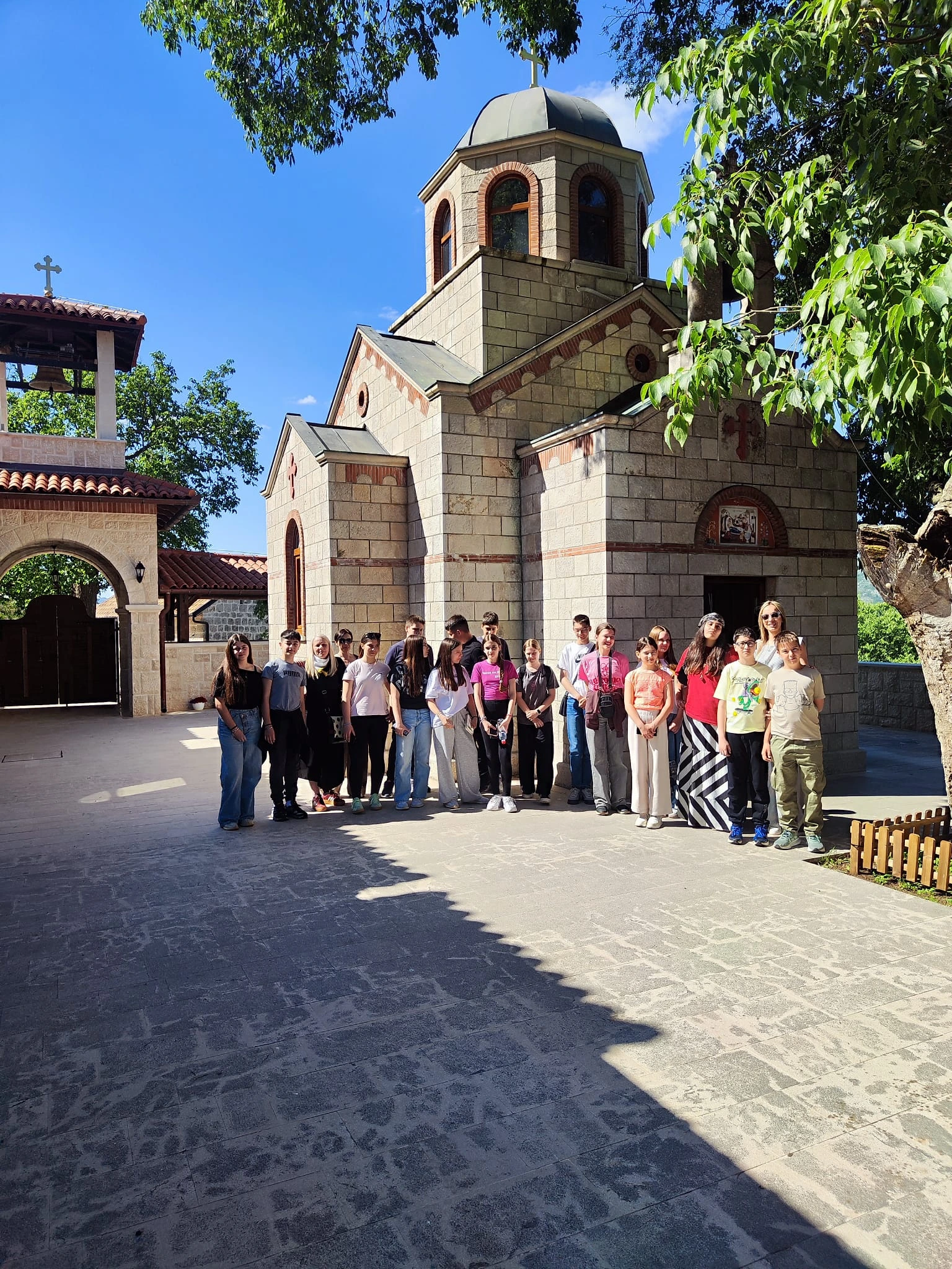 Групна фотографија испред цркве