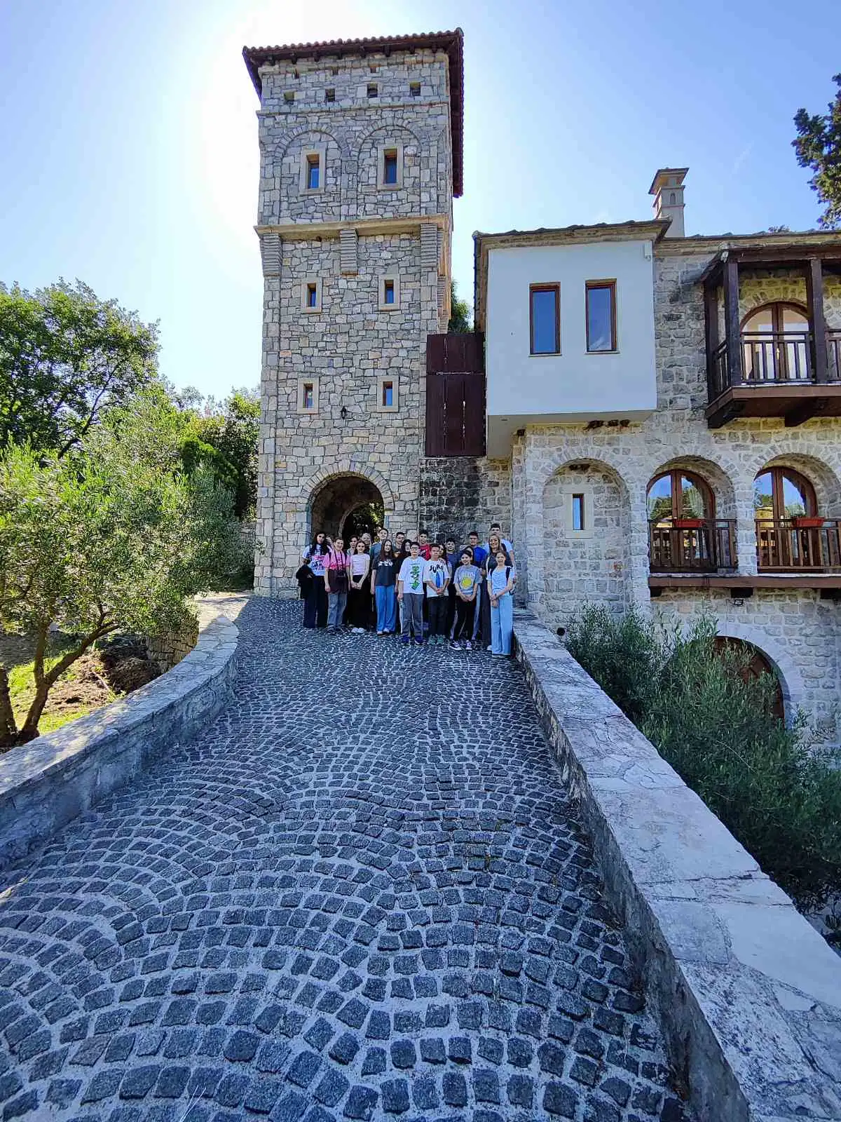 Групна фотографија испред камене куле